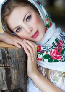 Μακιγιάζ για ένα φόρεμα στο ρωσικό ύφος
