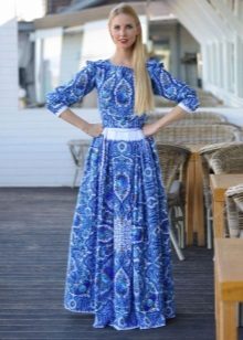 Moderni, ilga rusų stiliaus suknelė su „gzhel“ raštu