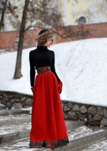 Vestido moderno em estilo russo com bordado