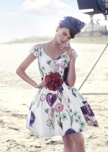 Φόρεμα στο ύφος ενός νέου τόξου με τριαντάφυλλο