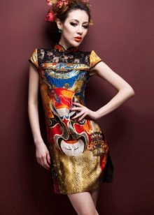 Копринена рокля в ориенталски стил с ярък национален модел