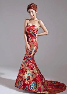 Vestido de noiva vermelho em estilo oriental com padrões nacionais