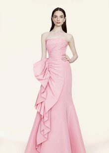 Roze jurk voor brunette