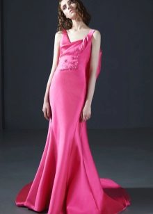 Gaun lantai merah jambu yang terang