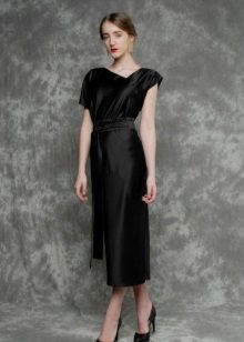 Черна рокля за работа от коприна