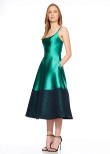 فستان من الحرير الأخضر