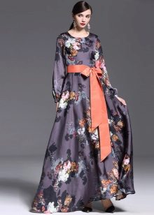 فستان طويل من الحرير بطبعات الزهور