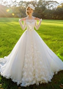 Gaun pengantin dengan bunga dalam nada
