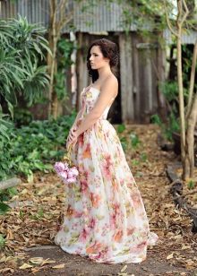 Красива сватбена рокля с флорален принт