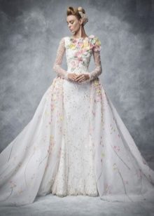 Gyönyörű esküvői ruha, virágmintás és virágokkal