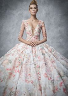 Piękna suknia ślubna w kwiaty z głębokim dekoltem w szpic