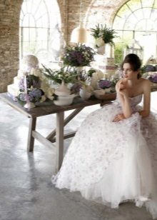Skaista ziedu drukas kāzu kleita