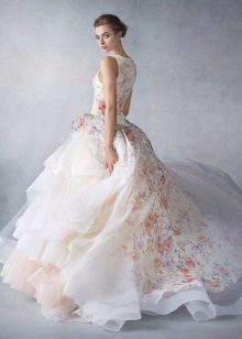 Blommigt tryck på en bröllopsklänning