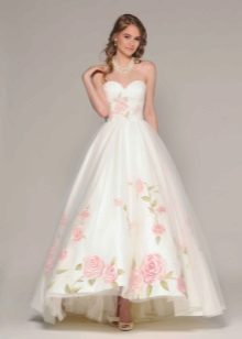 Rosas en un vestido de novia