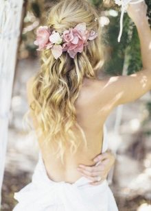Peinado con flores frescas para un vestido de novia