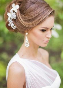 Penteado com flores frescas para um vestido de noiva