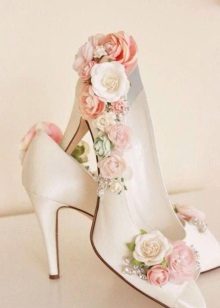 נעליים עם פרחים