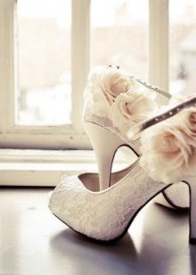 รองเท้าด้วยดอกไม้