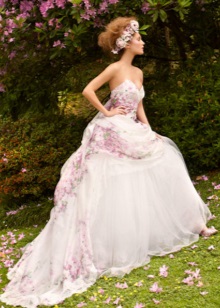 Belle robe de mariée à imprimé floral
