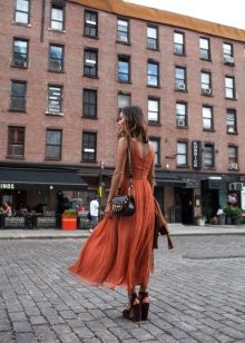 Accessories of black color for a dress of terracotta color