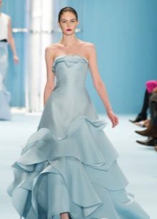 Váy màu xanh của Carolina Harera