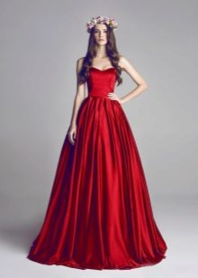 שמלה אדומה נפוחה