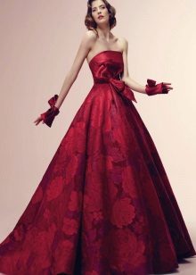 Вишнева рокля с бордо цветя