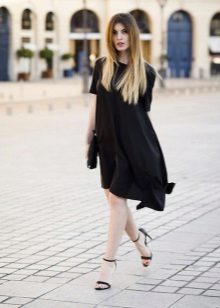 Черна асиметрична рокля A-Line
