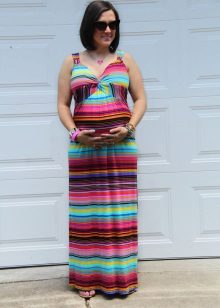 Vestido largo de maternidad de color hasta el suelo