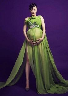 Дълга зелена рокля за майчинство