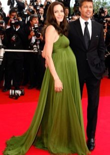 Angelina Jolie grávida em um vestido longo