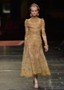 Златна рокля на гипюра Midi