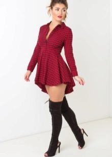 Vestido curto xadrez vermelho com uma parte inferior alongada da saia