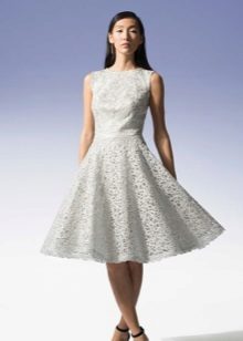 Бяла дантелена рокля с линия
