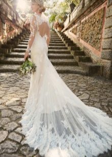 Дантелена сватбена рокля с влак
