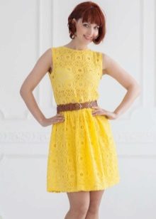 Trumpa geltonų nėrinių suknelė