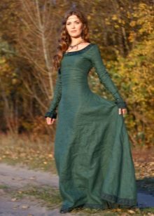 Lininė ilga žalia suknelė su nėrinių apdaila