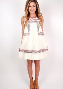 Lininė balta suknelė su siuvinėjimais
