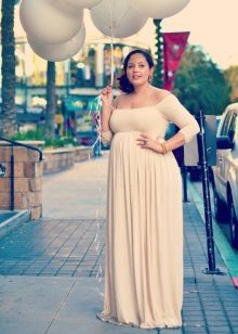 Vestido largo de una línea de color beige para mujeres con sobrepeso