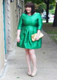 فستان أخضر قصير بأكمام ثلاثة أرباع من ألف خط للنساء البدينات