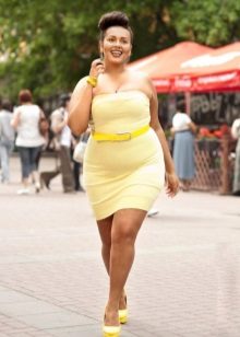 Szorosan illeszkedő sárga ruha a túlsúlyos nők számára