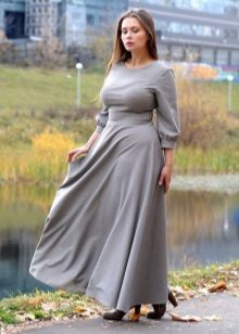 Duga zatvorena siva haljina s dugim rukavima za debele žene