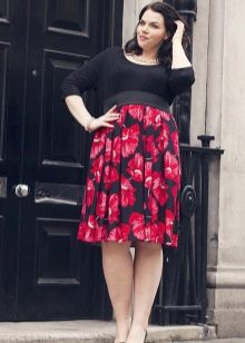 Korkean vyötärön mekko, jossa musta yläosa ja punainen kukkapainohame ylipainoisille naisille