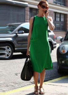 Зелена рокля с линия