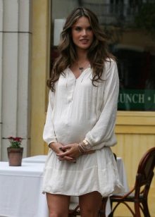 Rochie albă de tunică pentru femeile însărcinate