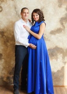 Φωτογραφίες για μια έγκυο γυναίκα σε ένα μπλε μακρύ φόρεμα
