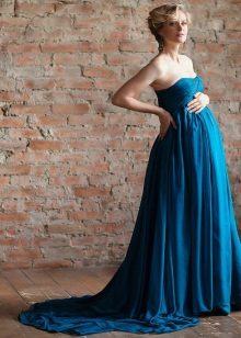 Синя рокля с влак за фотосесия на бременна жена