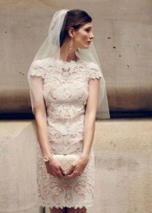 Лека прасковена сватбена дантелена рокля с дантела