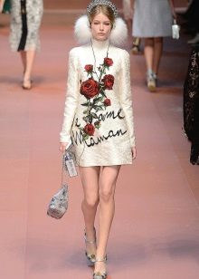 Béžové šaty s růžemi na módní přehlídce Dolce & Gabbana