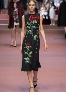 Váy hoa hồng đen của Dolce & Gabbana